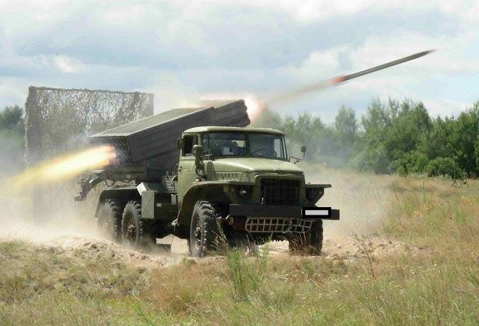 Армяне стреляют из реактивной системы залпового огня БМ-21 - ФОТО